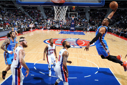 1961-1962 시즌의 오스카 로버트슨 이후 55년만에 시즌 트리플더블이라는 대기록에 도전하는 러셀 웨스트브룩(오른쪽) 사진=러셀 웨스트브룩 페이스북